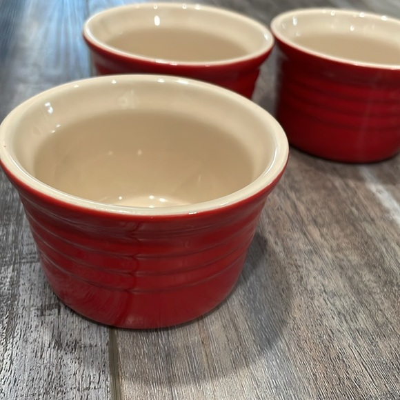 Le Creuset stackable red ramekins set of 3 - Picture 2 of 8